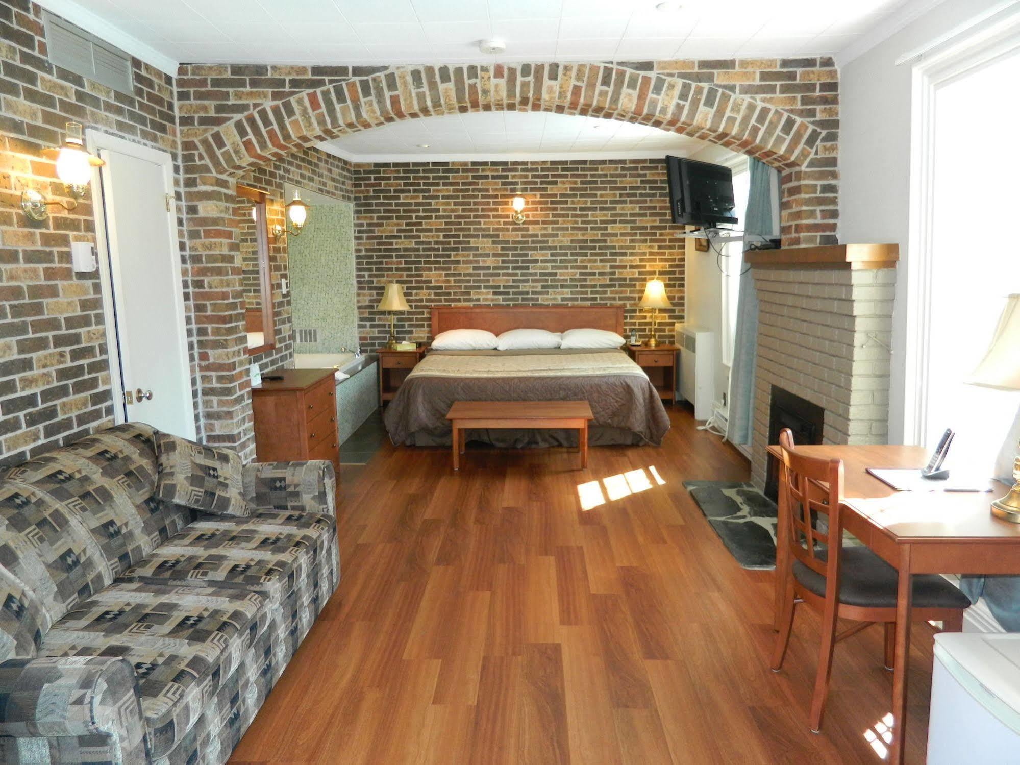Motel & Hotel La Paysanne Sherbrooke Exterior foto